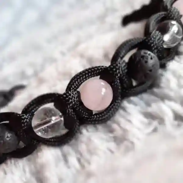 Création de colliers de lithothérapie pour chiens, chats et autres animaux (sur demande). En Paracorde tressée et ornée de pierres naturelles, ces colliers faits main apporteront un bien être à nos compagnons tant sur le plan physique que mental.