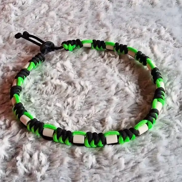 collier chien anti tiques naturel en paracorde tressée et perles em coloris vert et noir, tressage rond