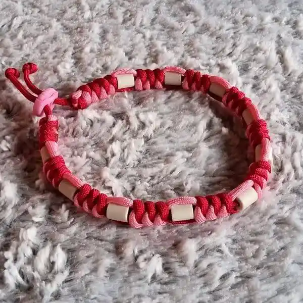collier anti tiques naturel pour chiens et chats en paracorde et céramique em tressage rond coloris rouge et rose