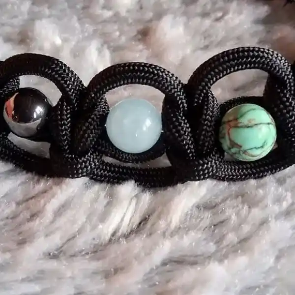 collier lithothérapie chien mal des transports vue sur le détail du tressage et des différentes perles qui le compose