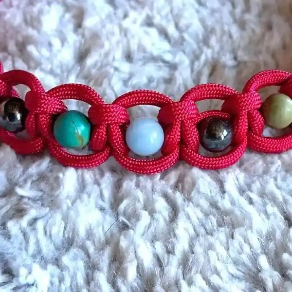 détail des perles du collier pour chien "mal des transports" en pierres naturelles