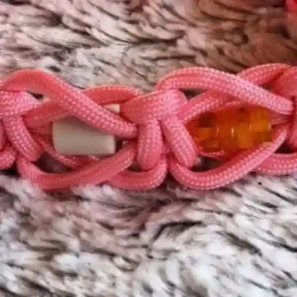 collier EM et ambre antipuces et tiques détail du tressage et des perles