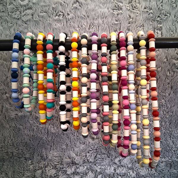 collier anti-tiques naturel pour chien avec des perles en silicone et des perles céramique EM. collier antiparasite naturel