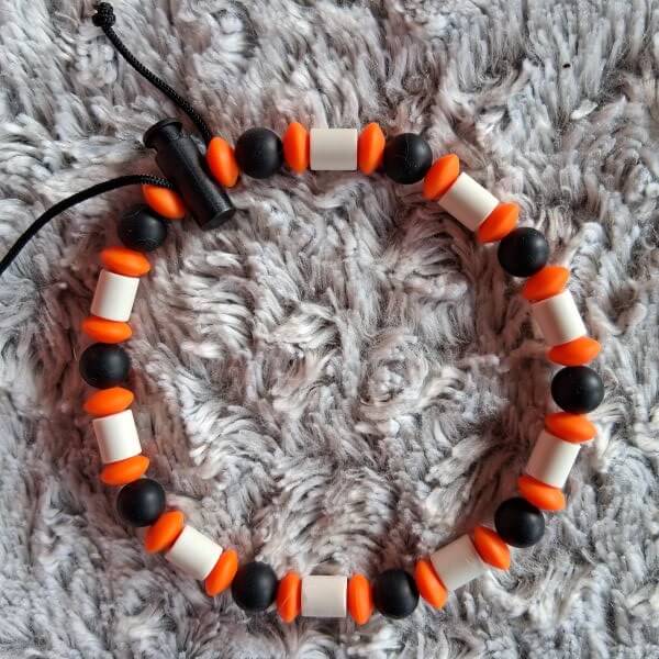 collier anti-tiques naturel avec perles silicone et céramique EM