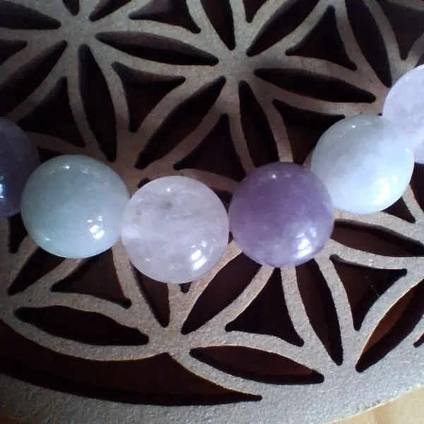 bracelet lithothérapie en pierres naturelles lépidolite, jade blanc et quartz rose détail des perles