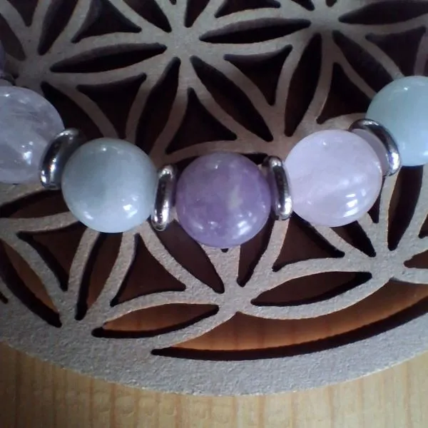 bracelet lithothérapie en pierres naturelles lépidolite, jade blanc et quartz rose détail des perles