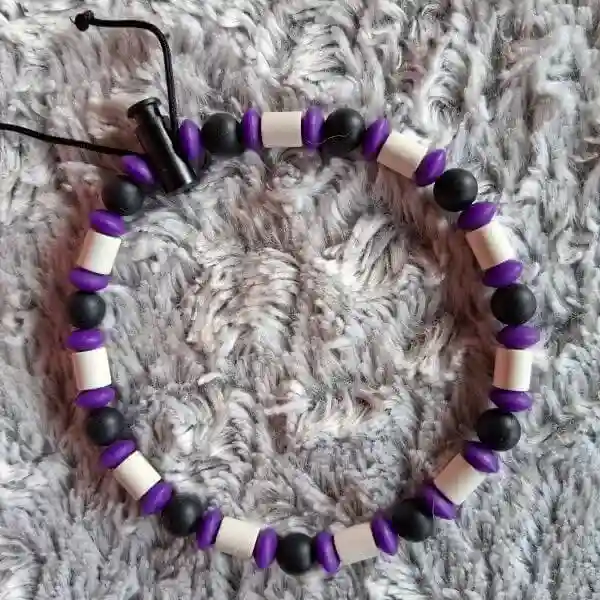collier anti-tiques naturel chien avec perles silicone et céramique EM violet et noir