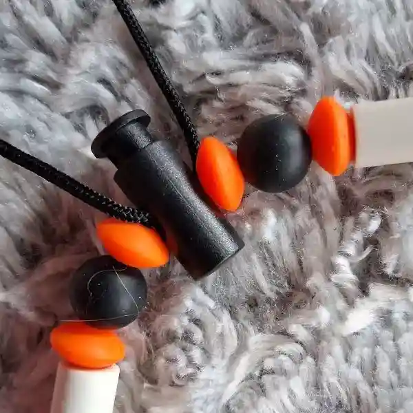 collier anti-tiques naturel pour chien avec perles silicone et céramique EM détail stop cordon