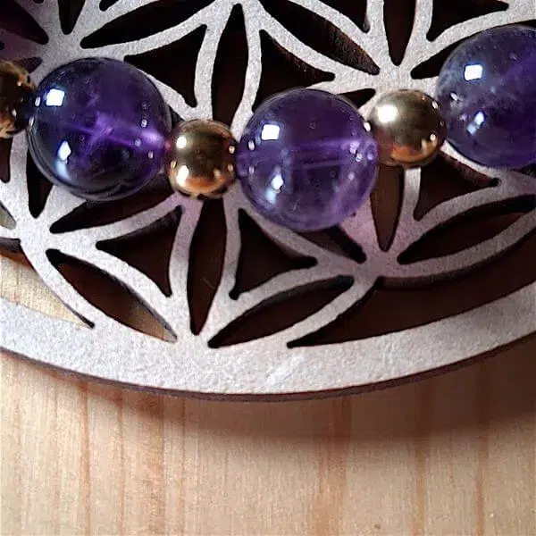 bracelet améthyste en perles naturelles diamètre 8 ou 10mm avec perles intercalaires détail des perles