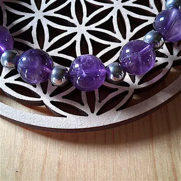 bracelet améthyste en perles naturelles diamètre 8 ou 10mm avec perles intercalaires détail des perles