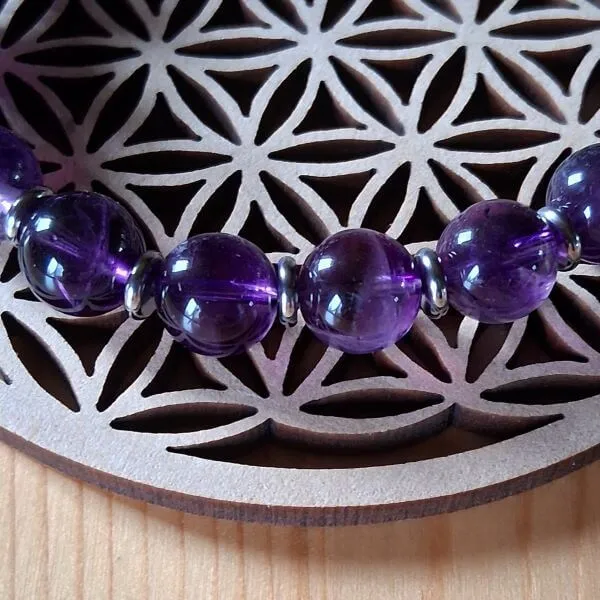 bracelet améthyste en perles naturelles diamètre 8 ou 10mm avec perles intercalaires détail des perles