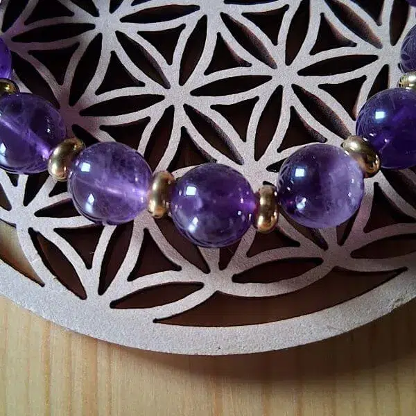 bracelet améthyste en perles naturelles diamètre 8 ou 10mm avec perles intercalaires détail des perles