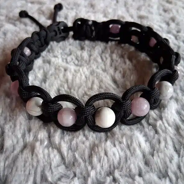 collier anti-stress chien en pierres naturelles de lépidolite et howlite pour chiens anxieux, stressés, hypersensibles