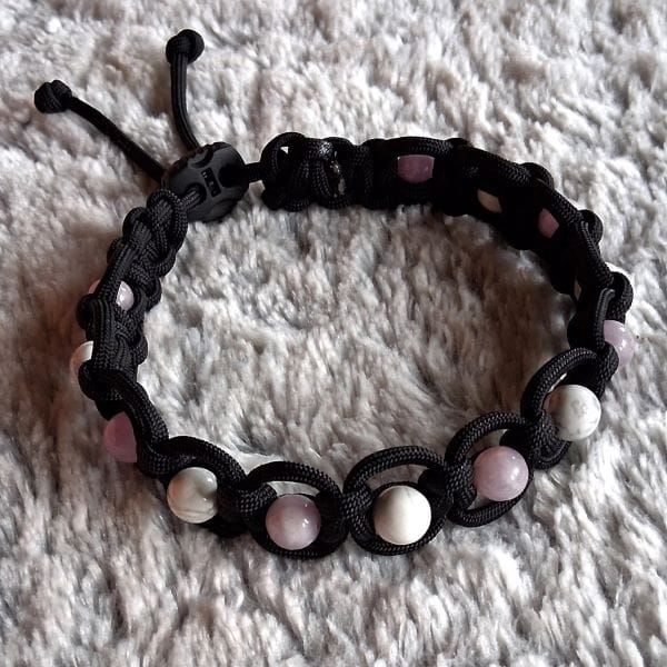 collier anti-stress chien en pierres naturelles de lépidolite et howlite pour chiens anxieux, stressés, hypersensibles